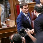 El presidente del Gobierno, Mariano Rajoy, y el líder de C’s, Albert Rivera, en el Congreso el día de la investidura
