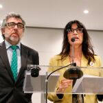 El abogado Jordi Pina y la portavoz de los políticos catalanes presos en huelga de hambre, Pilar Calvo, ofrecen una rueda de prensa / Foto. Efe