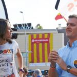 El presidente de Ciudadanos, Albert Rivera, conversa con la líder de la oposición en Cataluña, Inés Arrimadas, durante un acto político en Sant Andreu de Llavaneras (Barcelona)/ Efe