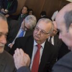 El ex consejero de Trabajo Antonio Fernández (en el centro), tras el ex presidente Griñán (izquierda) y Zarrías (derecha)