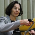 La jefa de la misión del FMI para España, Andrea Schaechter, durante la rueda de prensa en la que ha presentado las conclusiones preliminares de la revisión anual de la economía española en 2018 / Efe