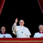 El Papa dando la bendición en el Vaticano/Reuters