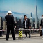 Trabajadores de la construcción en un edificio en el Distrito financiero de Pekin