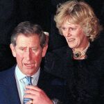 El pueblo reaccionó en contra de Carlos y Camilla desde que anunciaron su relación
