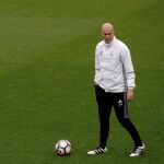 El técnico del Real Madrid, Zinedine Zidane, durante el entrenamiento del equipo