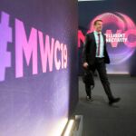 Un visitante en uno de los pasillos del Congreso Mundial de Móviles (MWC) / Efe