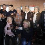 Algunos de los ancianos y los trabajadores de la residencia Peñuelas