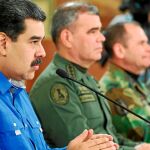 Maduro, junto a Vladimir Padrino el martes, al que mantiene como titular de Defensa desde 2014