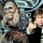 Chewbacca, al que daba vida el fallecido Peter Mayhew, y Han Solo en una escena de «Star Wars: Una nueva esperanza»