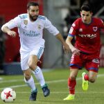 El defensa del Real Madrid Dani Carvajal (i) pelea un balón con el centrocampista del Numancia Pere Milla en partido de ida de octavos de final de la Copa del Rey