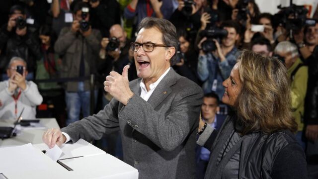 Artur Mas y su esposa tras votar en la consulta del 9-N