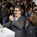 Artur Mas y su esposa tras votar en la consulta del 9-N