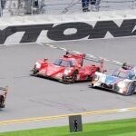 Fernando Alonso, el coche azul con el número 23, en un momento de la carrera