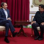 Imagen de archivo del expresidente del Gobierno español José Luis Rodriguez Zapatero durante un encuentro con el presidente de Venezuela, Nicolás Maduro, en el Palacio de Miraflores el sábado 5 de diciembre de 2015, en la ciudad de Caracas (Venezuela)