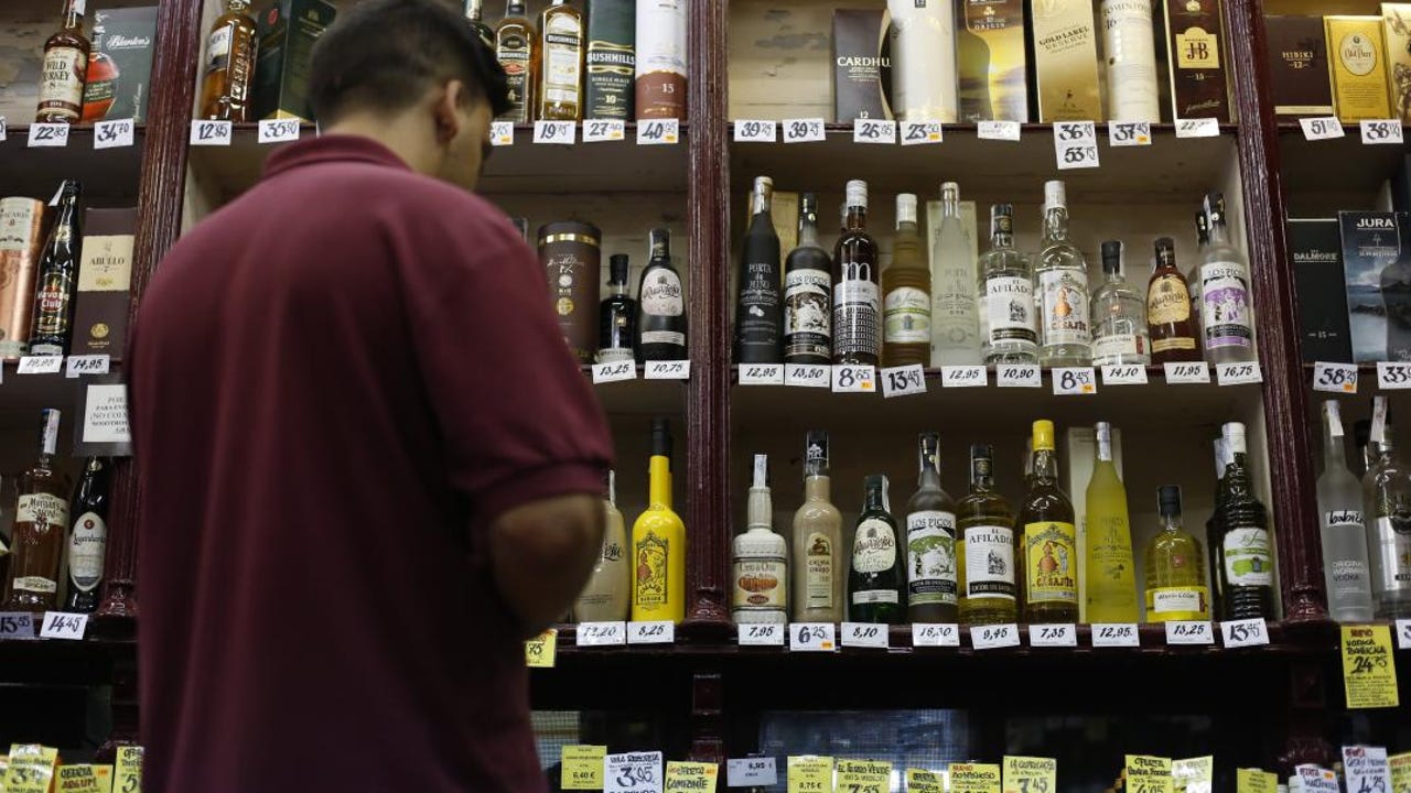 Las prioridades de los turistas ante la DANA Alice: peleas en supermercados de Alicante por el alcohol