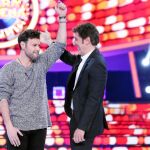 Miquel Fernández, ganador de la sexta edición de «Tu cara me suena», junto al presentador Manel Fuentes