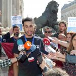 Andrés Turienzo «Piru», trabajador de Vestas, atiende a la prensa junto a Mayoral y Belarra