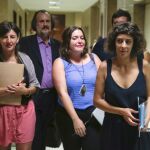 Los parlamentarios de En Marea Yolanda Díaz, Anxo Fernán-Vello, Ángela Rodríguez, Alexandra Fernández y Antón Gómez-Reino (i-d) presentan sus credenciales como diputados.