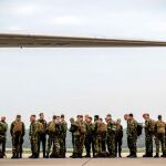 Soldados holandeses embarcan en un avión en el aeropuerto de Eindhoven, el pasado 19 de octubre para participar en el ejercicio de la OTAN "Trident Juncture 2018"(TRJE18) / Foto: Efe
