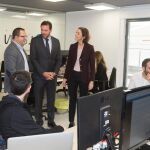 La ministra de Industria, Comercio y Turismo, Reyes Maroto y el alcalde de Valladolid, Óscar Puente, visitan las instalaciones de la empresa Mobile Learn durante su visita a Valladolid