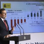 El presidente del Gobierno, Mariano Rajoy, durante la rueda de prensa que ha ofrecido hoy en el Palacio de la Moncloa para hacer balance del año y exponer sus perspectivas para 2017