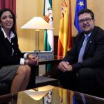 La presidenta del Parlamento andaluz, Marta Bosquet, y el presidente del Grupo Parlamentario Vox, Francisco Serrano / Foto: Ke-Imagen