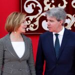 La ministra de Defensa y secretaria general del PP, María Dolores de Cospedad, y el presidente en funciones de la Comunidad de Madrid, Ángel Garrido, en la Puerta del Sol durante el acto conmemorativo de la Fiesta del 2 de Mayo / Efe