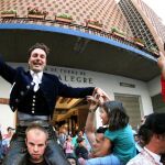 Los rejoneadores Pablo Hermoso de Mendoza (d) y Andy Cartagena salen por la puerta grande de Vista Alegre