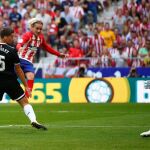 Momento en el que el delantero francés del Atlético de Madrid convierte el segundo tanto del equipo