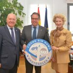 El director de la DGT, Gregorio Serrano, recibe al presidente y la vicepresidenta del Consejo General de Enfermería, Florentino Pérez Raya y Pilar Fernández