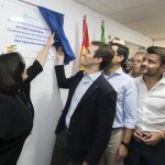 El presidente del PP, Pablo Casado (2i), acompañado de la presidenta provincial del partido, Verónica Pérez (i), el líder andaluz popular, Juanma Moreno (2d), y el candidato del partido a la alcaldía de Sevilla, Beltrán Pérez (d), durante la inauguración en la capital hispalense de la nueva sede provincial del Partido Popular (Foto: Efe)