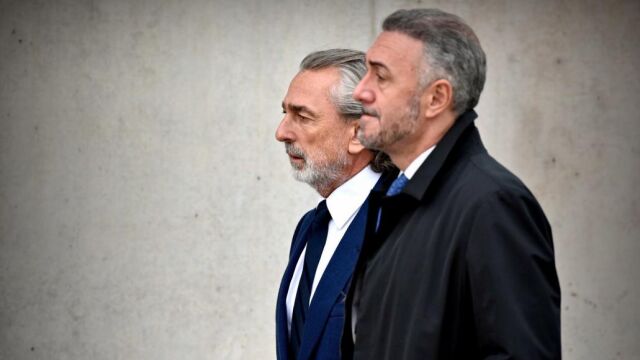 El presunto cabecilla de la trama Gürtel, Francisco Correa (i), a su llegada a la Audiencia Nacional