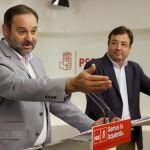 El secretario de Área de Organización, José Luis Ábalos (i), y el presidente de Extremadura Guillermo Fernández Vara, hoy en Madrid.
