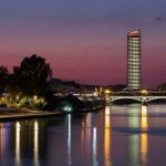 Vista nocturna del rascacielos, justo detrás del puente de Triana