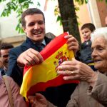 El líder del PP y candidato, Pablo Casado, saluda a un grupo de personas antes de intervenir en la plazuela de San José, en Pamplona.