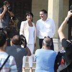 El candidato a lehendakari por EH Bildu, Arnaldo, Otegi (d), junto a Maddalen Iriarte