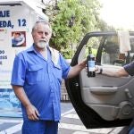 Segundo ofrece a sus clientes una botella de vino con la etiqueta personalizada o vales para canjear en los comercios del barrio