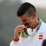 Carlos Coloma besa la medalla de bronce