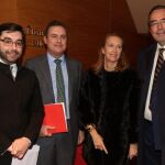 Ernesto Monsalve junto al presidente de la Fundación Schola, Luis Ortiz, y el matrimonio Marichalar