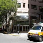 Una ambulancia en el exterior de la clínica Bazterrica de Buenos Aires donde falleció el fiscal general de España, José Manuel Maza