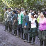 Guerrilleros de las FARC esperan en fila las instrucciones del día en un campamento situado en los Llanos del Yarí, en la zona sur del país