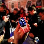 Un usuario muestra el renovado Nokia 3310 en el pasado Mobile World Congress de Barcelona