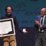 El presidente de la Diputación de Valladolid, Jesús Julio Carnero, entrega el galardón Álex Rodríguez