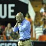 El técnico del Valencia CF, Pako Ayestarán, hace un gesto en los minutos fianles del partido