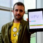 El investigador Luis Leiva muestra en un dispositivo la nueva aplicación Gestures à Go Go (G3), desarrollada por investigadores de la Universidad Politécnica de Valencia (UPV) y de la École Polytechnique de Montréal (Canada) que permite crear artificialmente escritura que parece humana