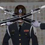Un miembro de la guardia de honor de Taiwan participa en el cambio de guardia en el Memorial Chiang Kai-shek, en Taipei, Taiwan. Ap