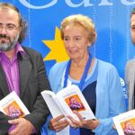 Alfredo Pérez Alencart, Pilar Fernández Labrador y Julio López con la antología del XIX Encuentro de Poetas Iberoamericanos «Al hidalgo poeta», en la que aparecen retratos de Miguel Elías.