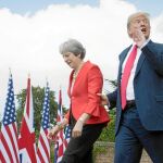 Donald Trump agarra del brazo a la «premier» Theresa May antes de su rueda de prensa conjunta, ayer en Chequers / Reuters