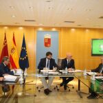 El jefe del Ejecutivo regional, López Miras (centro), ayer con representantes de la Economía Social en la Región