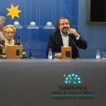 Alfredo Pérez Alencart y Pilar Fernández Labrador durante la presentación del poemario